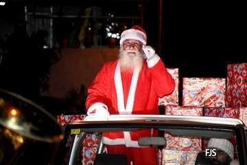 Papá Noel irrumpe en Lomo Magullo en un 4x4/FJS Fotografía.